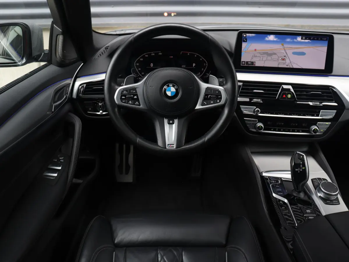 530i | M Sportpakket | Panodak | Trekhaak | Head-Up | Harman Kardon | Driving Assistant Prof. | Comfort Access | Parking Assistant Plus | 20'' LMV