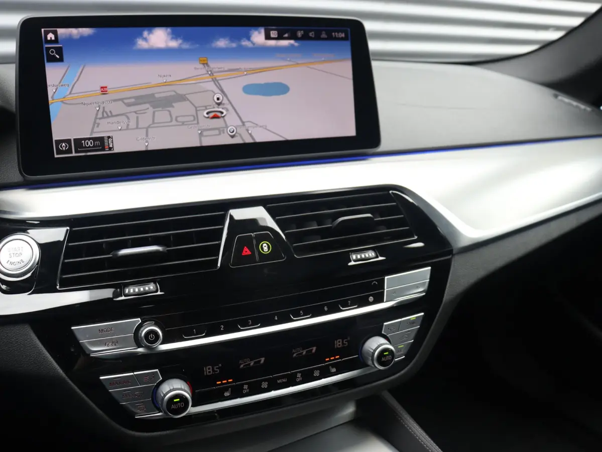 530i | M Sportpakket | Panodak | Trekhaak | Head-Up | Harman Kardon | Driving Assistant Prof. | Comfort Access | Parking Assistant Plus | 20'' LMV