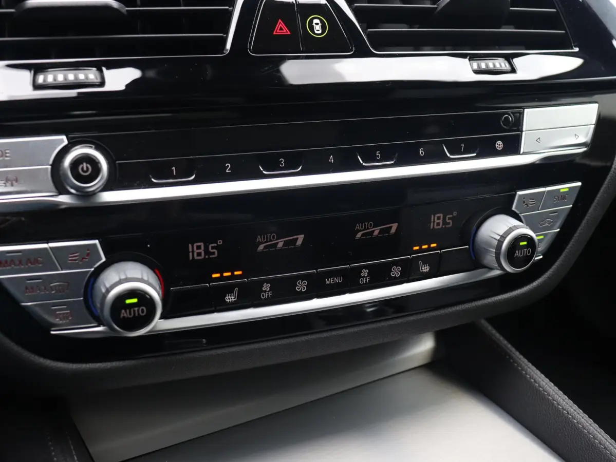 530i | M Sportpakket | Panodak | Trekhaak | Head-Up | Harman Kardon | Driving Assistant Prof. | Comfort Access | Parking Assistant Plus | 20'' LMV