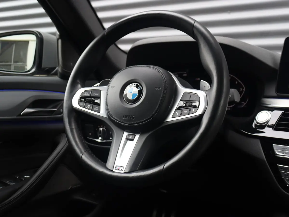 530i | M Sportpakket | Panodak | Trekhaak | Head-Up | Harman Kardon | Driving Assistant Prof. | Comfort Access | Parking Assistant Plus | 20'' LMV