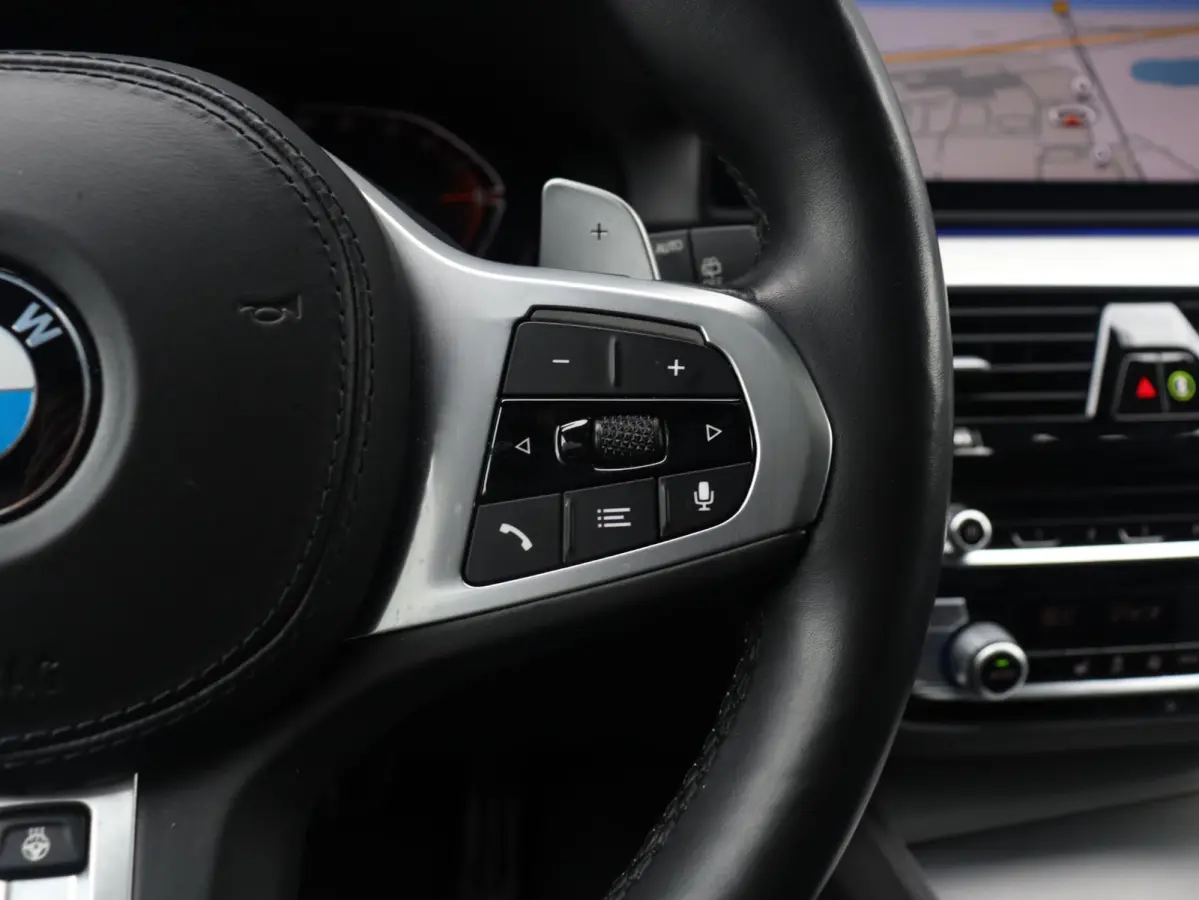 530i | M Sportpakket | Panodak | Trekhaak | Head-Up | Harman Kardon | Driving Assistant Prof. | Comfort Access | Parking Assistant Plus | 20'' LMV