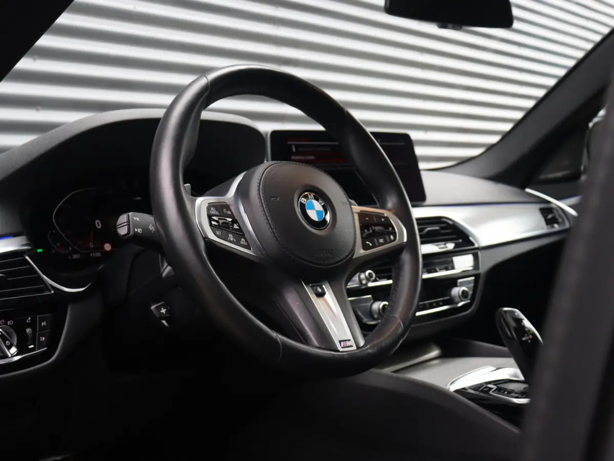 530i | M Sportpakket | Panodak | Trekhaak | Head-Up | Harman Kardon | Driving Assistant Prof. | Comfort Access | Parking Assistant Plus | 20'' LMV