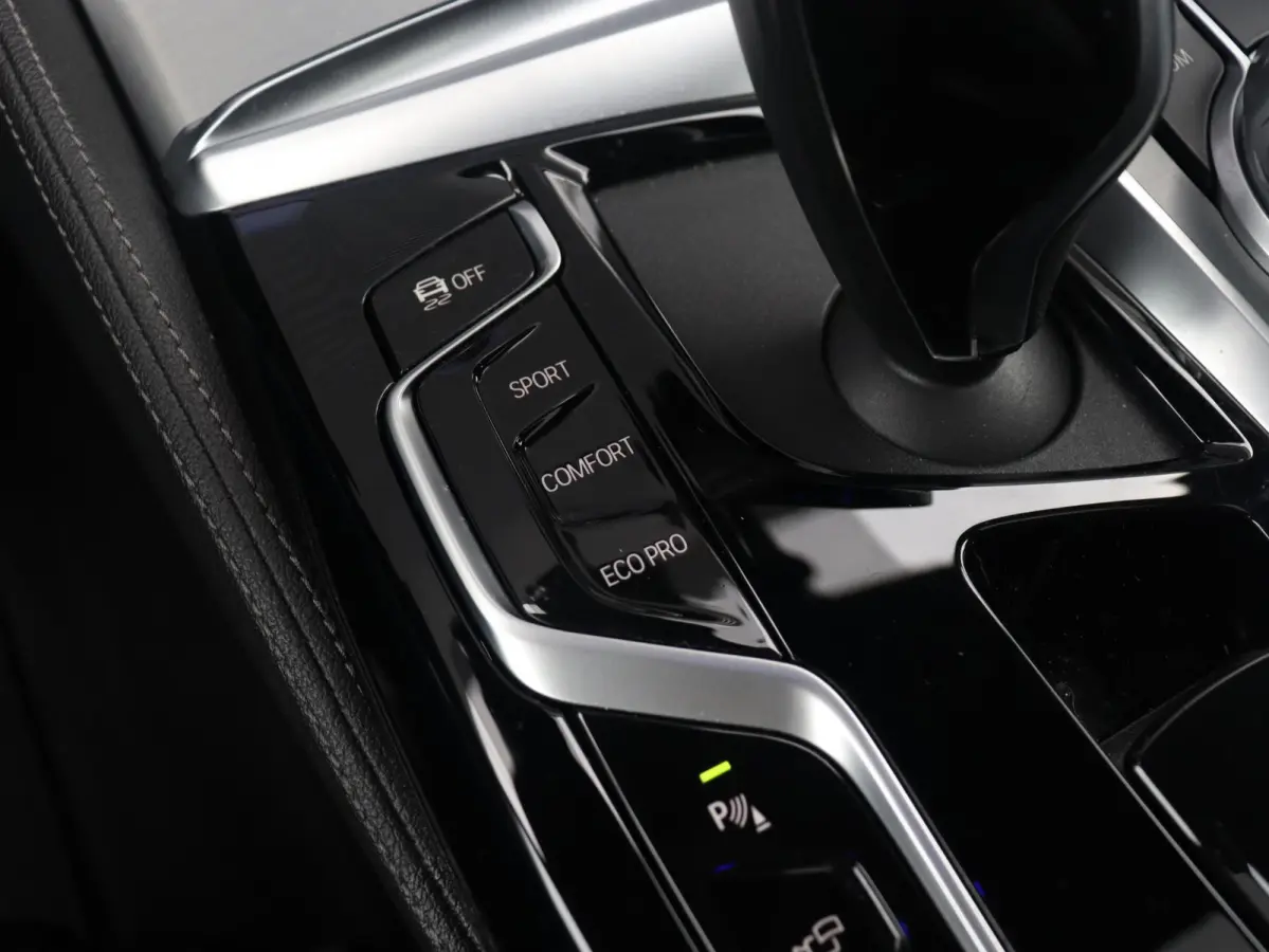 530i | M Sportpakket | Panodak | Trekhaak | Head-Up | Harman Kardon | Driving Assistant Prof. | Comfort Access | Parking Assistant Plus | 20'' LMV