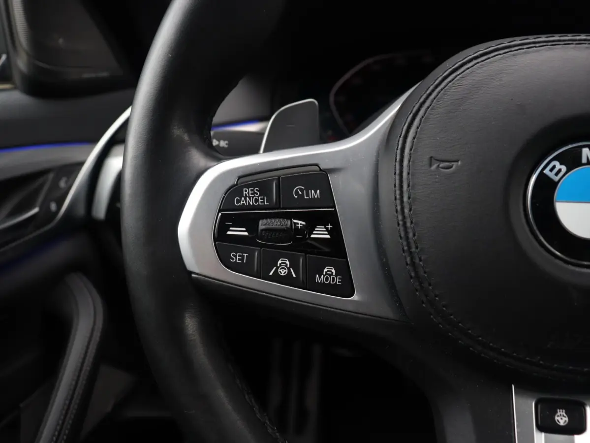 530i | M Sportpakket | Panodak | Trekhaak | Head-Up | Harman Kardon | Driving Assistant Prof. | Comfort Access | Parking Assistant Plus | 20'' LMV