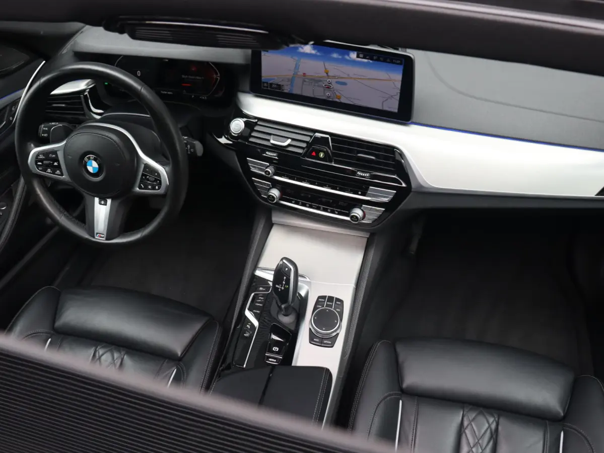 530i | M Sportpakket | Panodak | Trekhaak | Head-Up | Harman Kardon | Driving Assistant Prof. | Comfort Access | Parking Assistant Plus | 20'' LMV