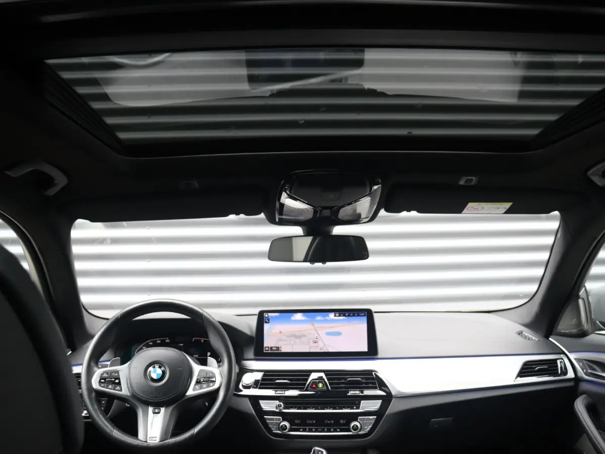 530i | M Sportpakket | Panodak | Trekhaak | Head-Up | Harman Kardon | Driving Assistant Prof. | Comfort Access | Parking Assistant Plus | 20'' LMV