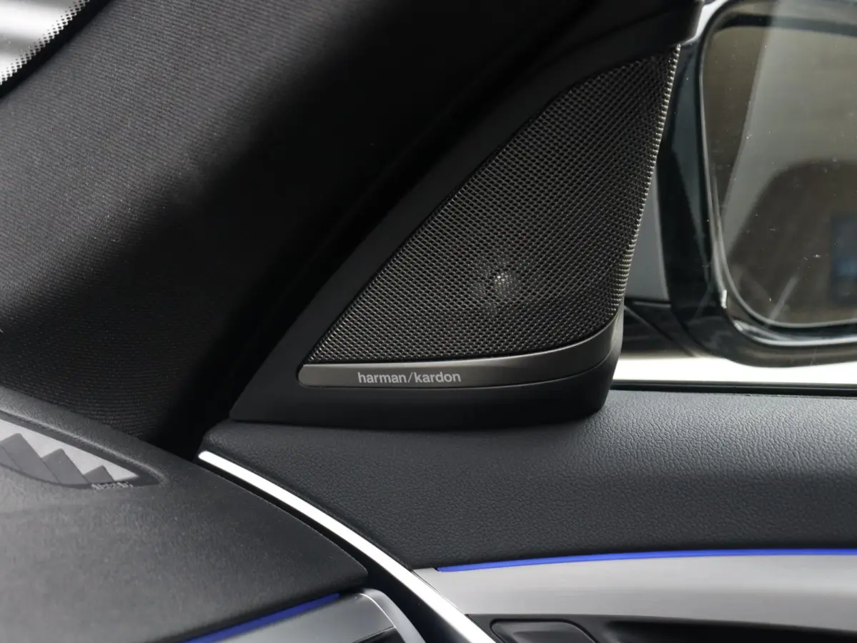 530i | M Sportpakket | Panodak | Trekhaak | Head-Up | Harman Kardon | Driving Assistant Prof. | Comfort Access | Parking Assistant Plus | 20'' LMV