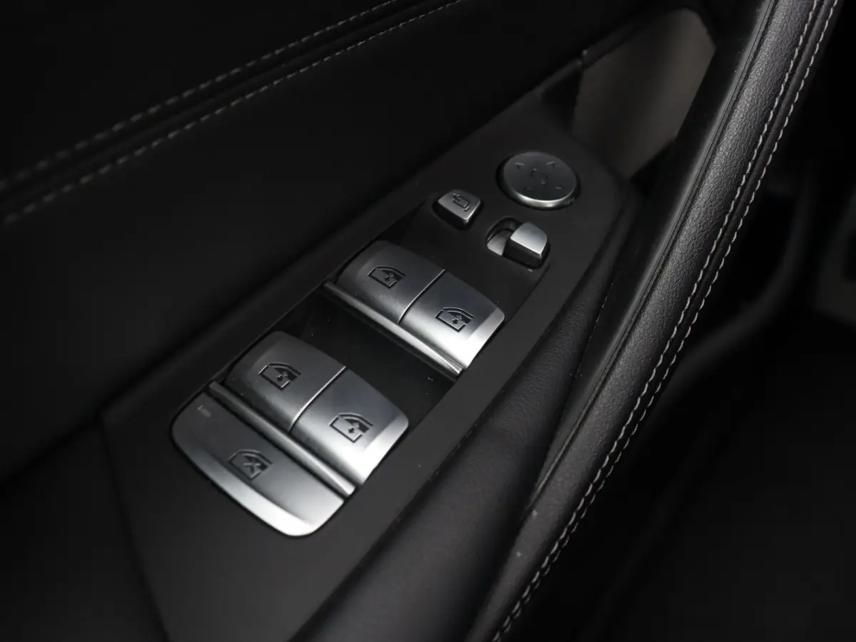 530i | M Sportpakket | Panodak | Trekhaak | Head-Up | Harman Kardon | Driving Assistant Prof. | Comfort Access | Parking Assistant Plus | 20'' LMV