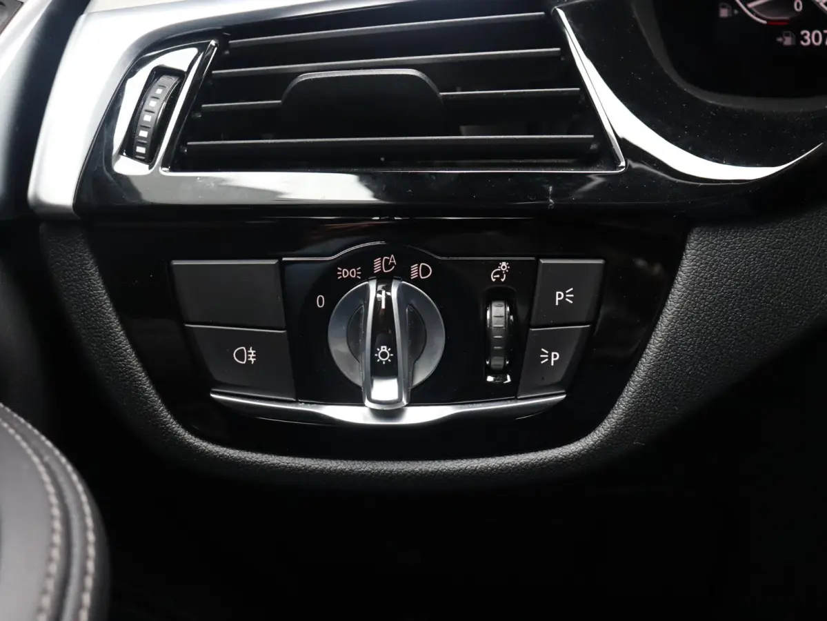 530i | M Sportpakket | Panodak | Trekhaak | Head-Up | Harman Kardon | Driving Assistant Prof. | Comfort Access | Parking Assistant Plus | 20'' LMV