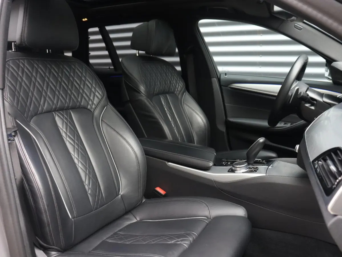 530i | M Sportpakket | Panodak | Trekhaak | Head-Up | Harman Kardon | Driving Assistant Prof. | Comfort Access | Parking Assistant Plus | 20'' LMV