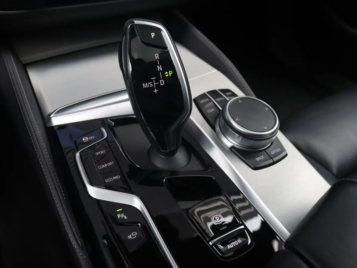 530i | M Sportpakket | Panodak | Trekhaak | Head-Up | Harman Kardon | Driving Assistant Prof. | Comfort Access | Parking Assistant Plus | 20'' LMV