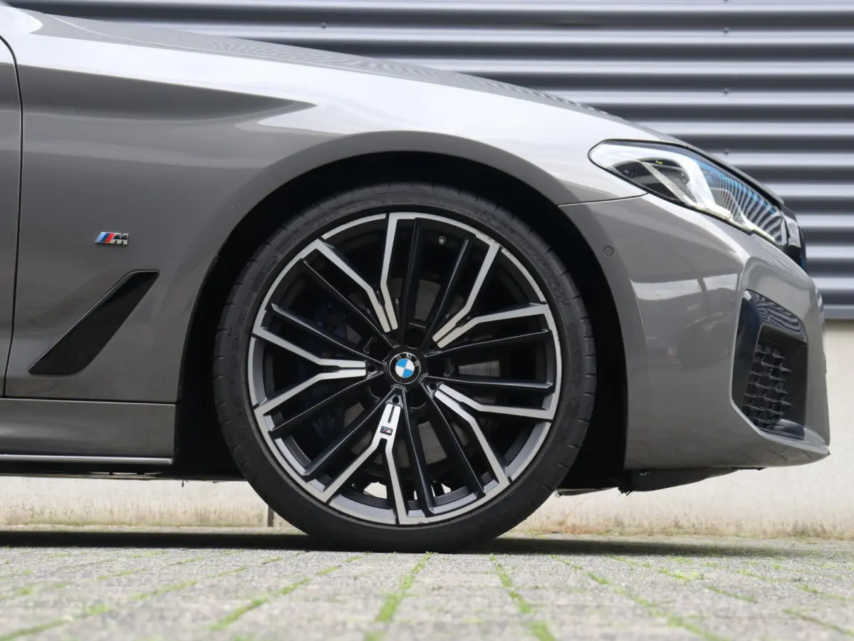 530i | M Sportpakket | Panodak | Trekhaak | Head-Up | Harman Kardon | Driving Assistant Prof. | Comfort Access | Parking Assistant Plus | 20'' LMV
