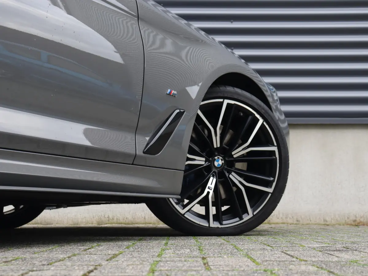 530i | M Sportpakket | Panodak | Trekhaak | Head-Up | Harman Kardon | Driving Assistant Prof. | Comfort Access | Parking Assistant Plus | 20'' LMV
