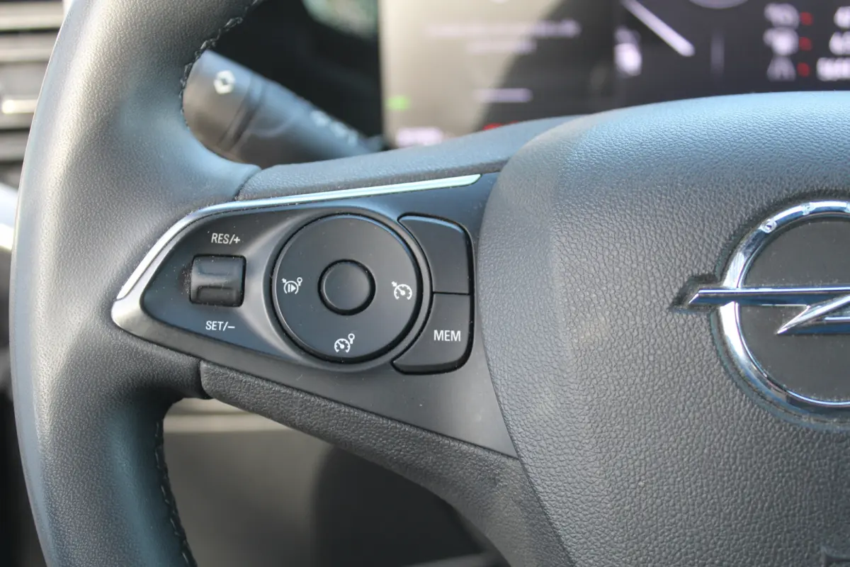 1.2 GS Line l Cruise control l Lane assist l PDC achter l Camera l Navigaie l Apple carplay/ Android auto