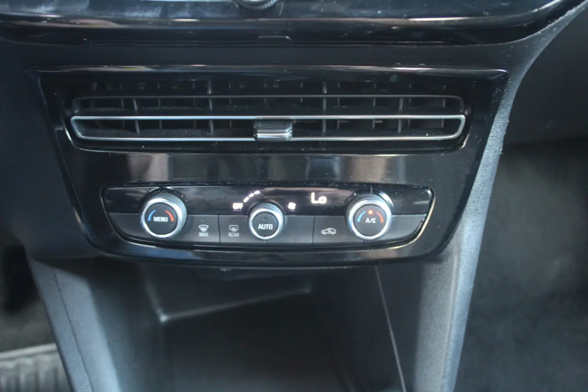 1.2 GS Line l Cruise control l Lane assist l PDC achter l Camera l Navigaie l Apple carplay/ Android auto