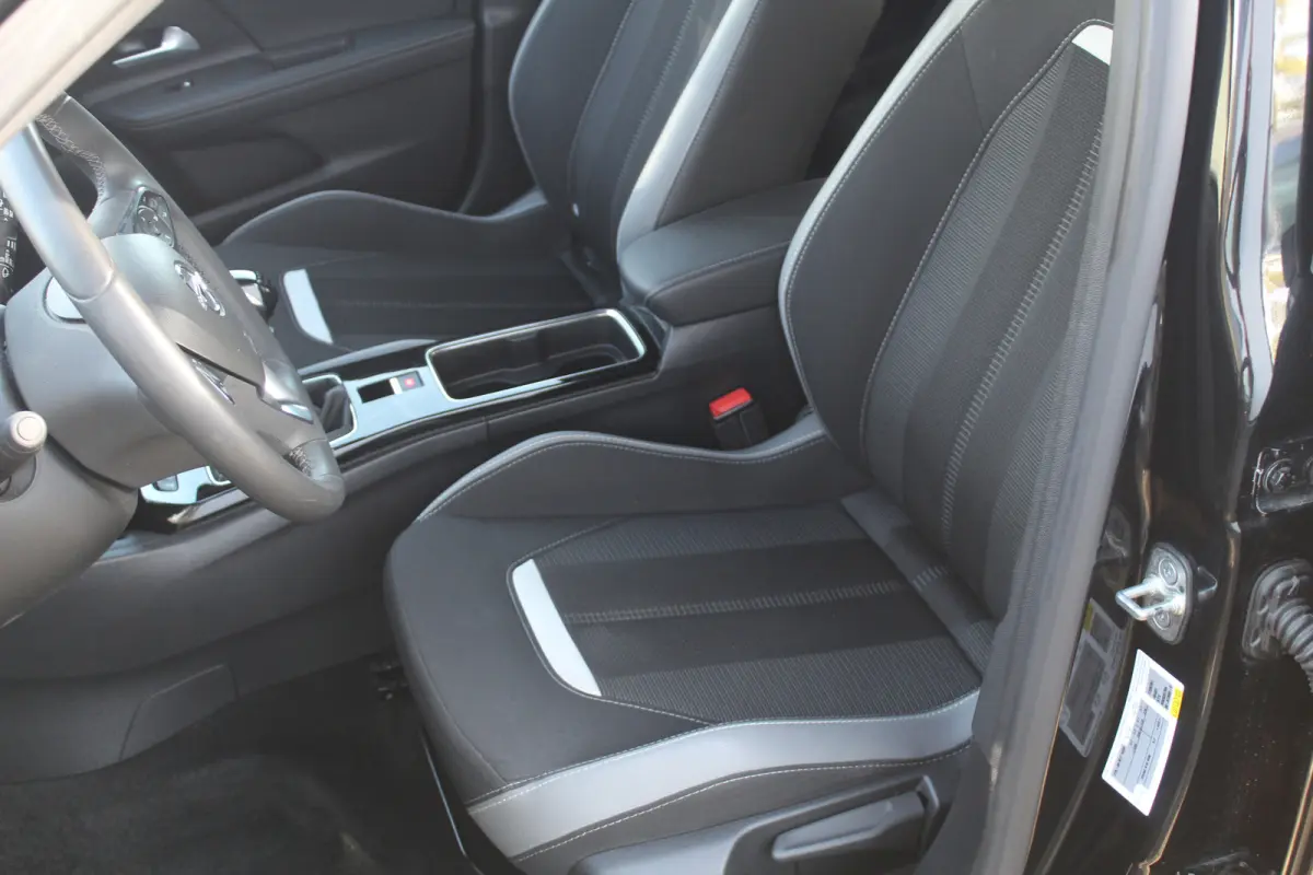 1.2 GS Line l Cruise control l Lane assist l PDC achter l Camera l Navigaie l Apple carplay/ Android auto