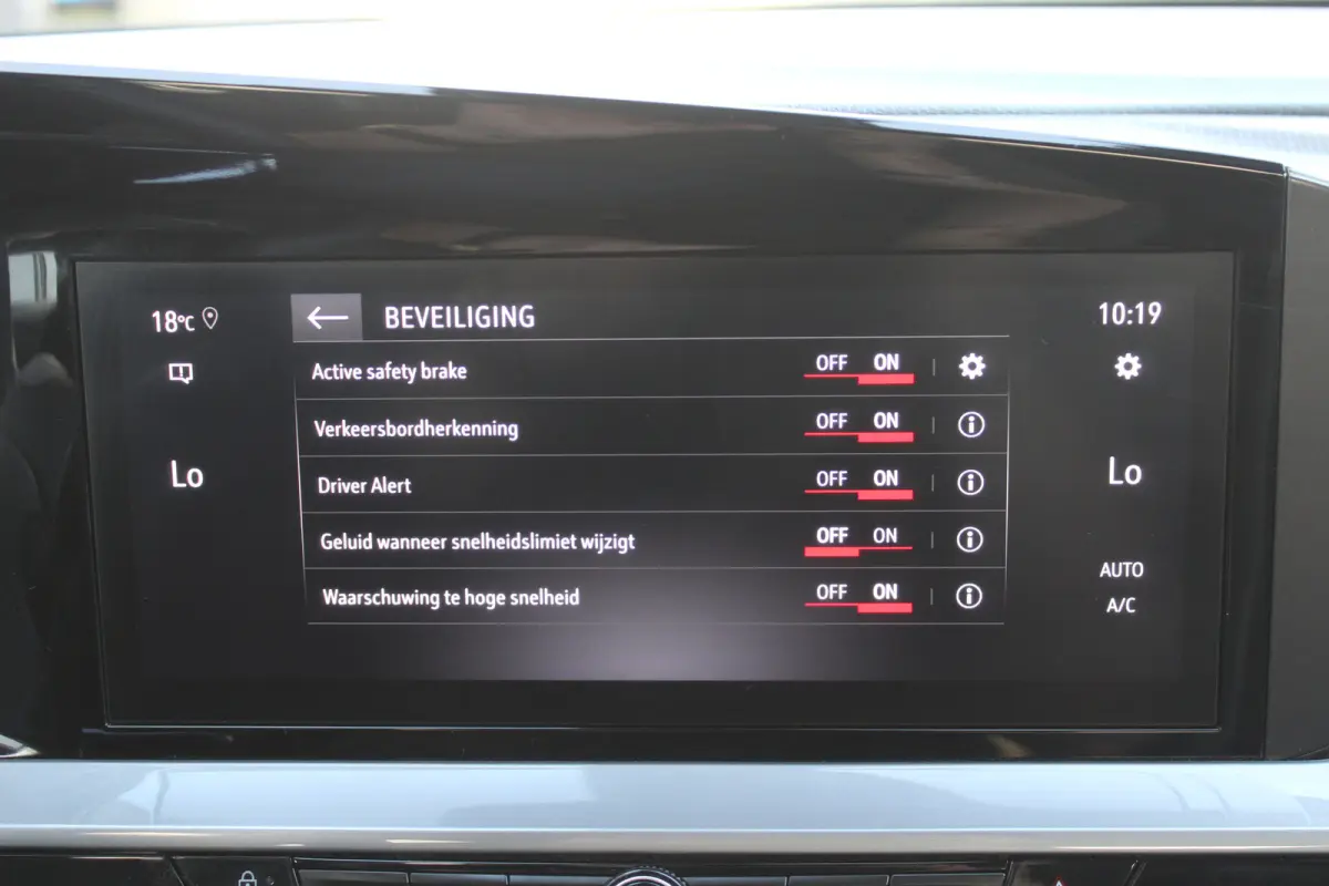 1.2 GS Line l Cruise control l Lane assist l PDC achter l Camera l Navigaie l Apple carplay/ Android auto