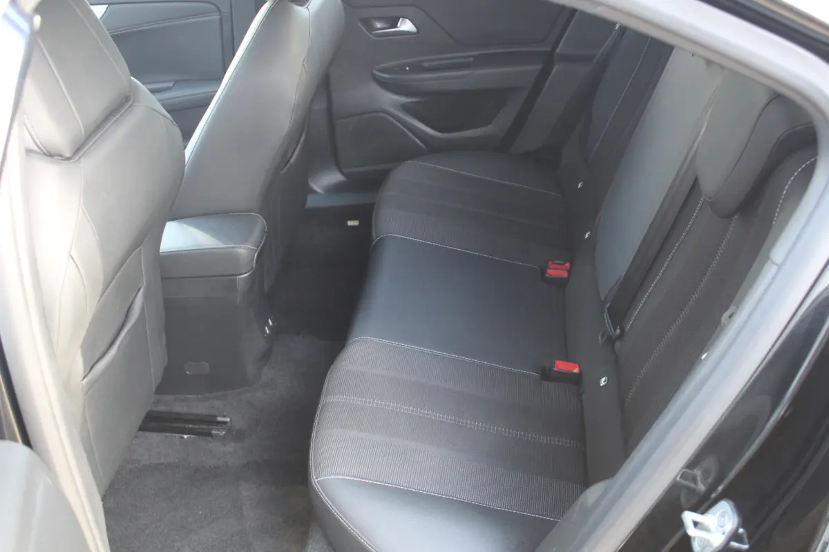 1.2 GS Line l Cruise control l Lane assist l PDC achter l Camera l Navigaie l Apple carplay/ Android auto
