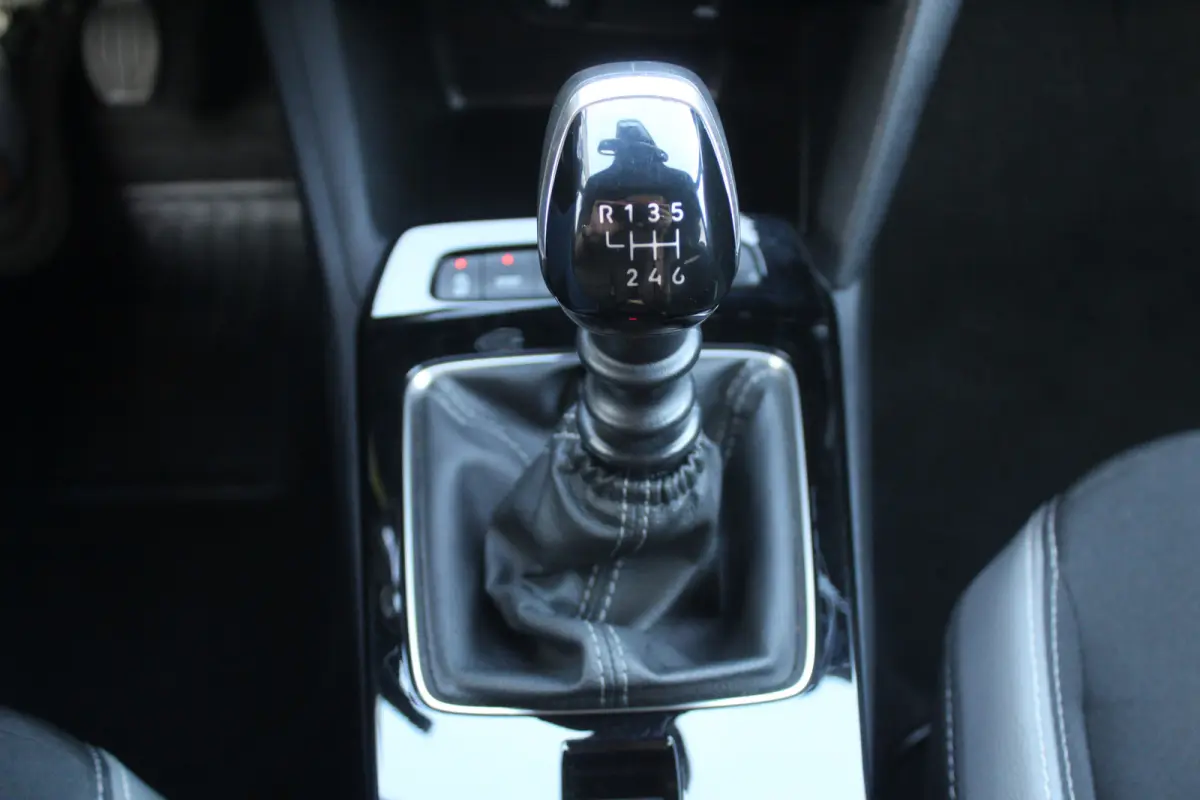 1.2 GS Line l Cruise control l Lane assist l PDC achter l Camera l Navigaie l Apple carplay/ Android auto