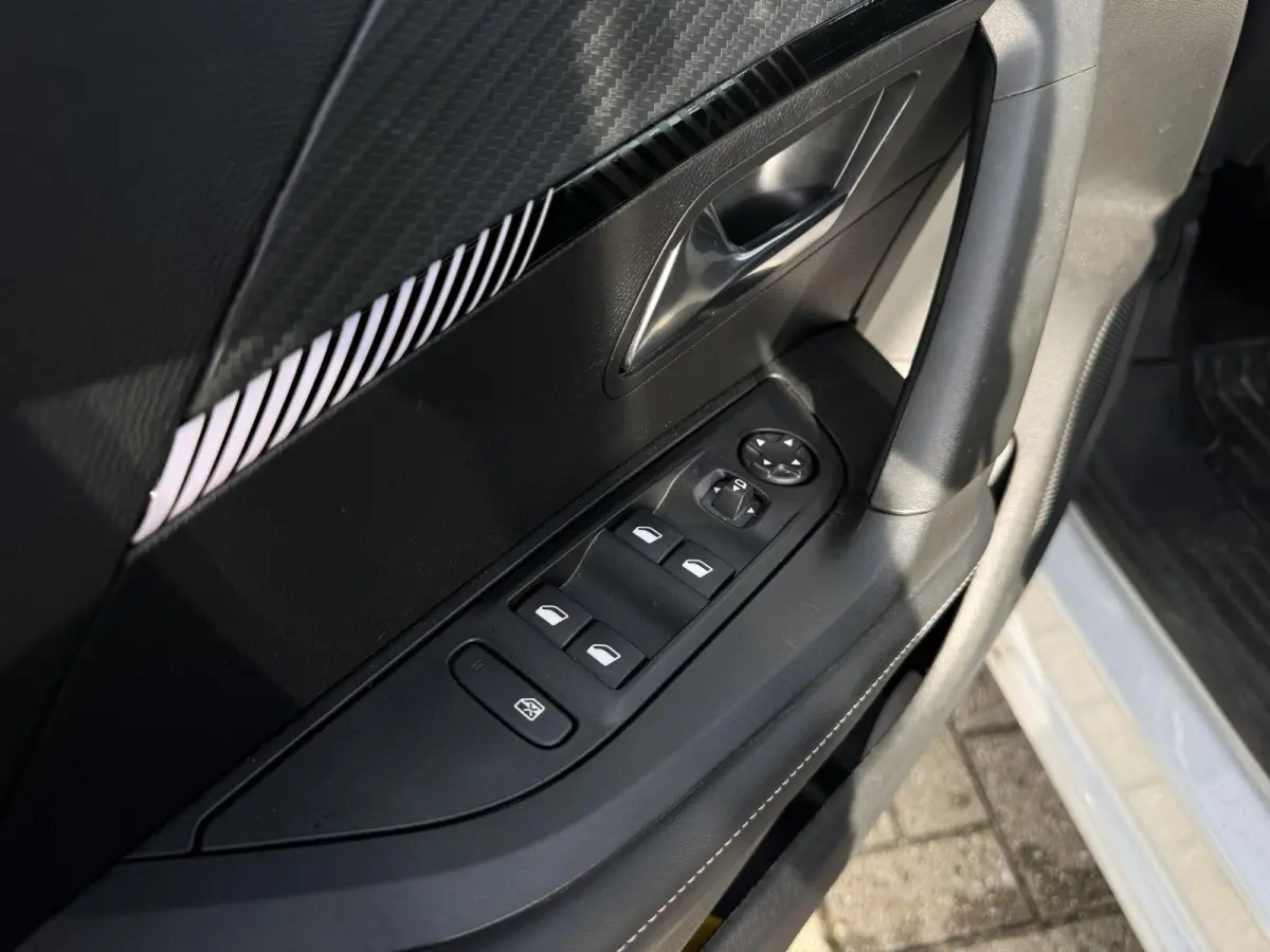 1.2 PureTech 100 Allure | Parkeerhulp | Navigatie | Cruise Control | Apple Carplay/Android Auto