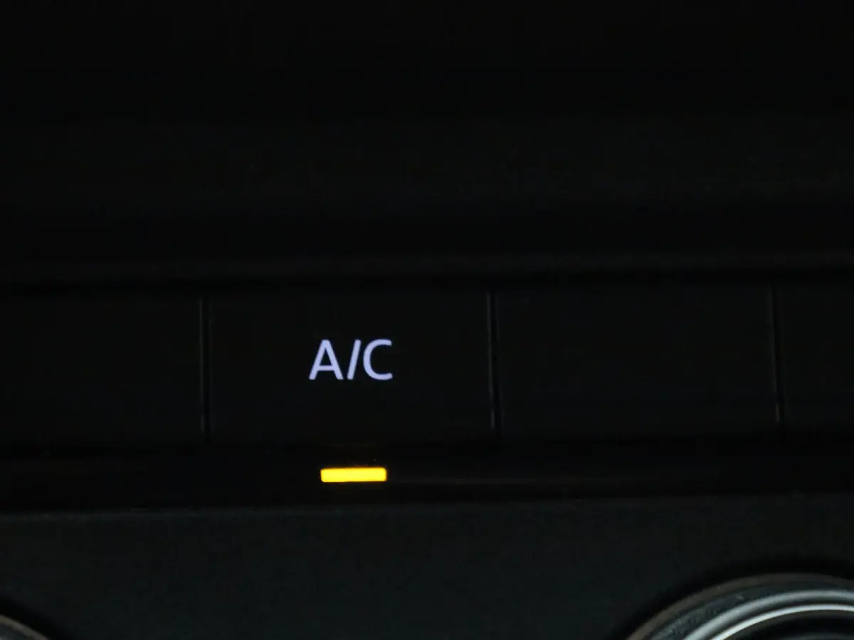 2.0 TDi 110PK | Airco | Achteruitrijcamera | DAB+ | App-Connect | Elektrisch Verstel/Verwarmbare Spiegels |