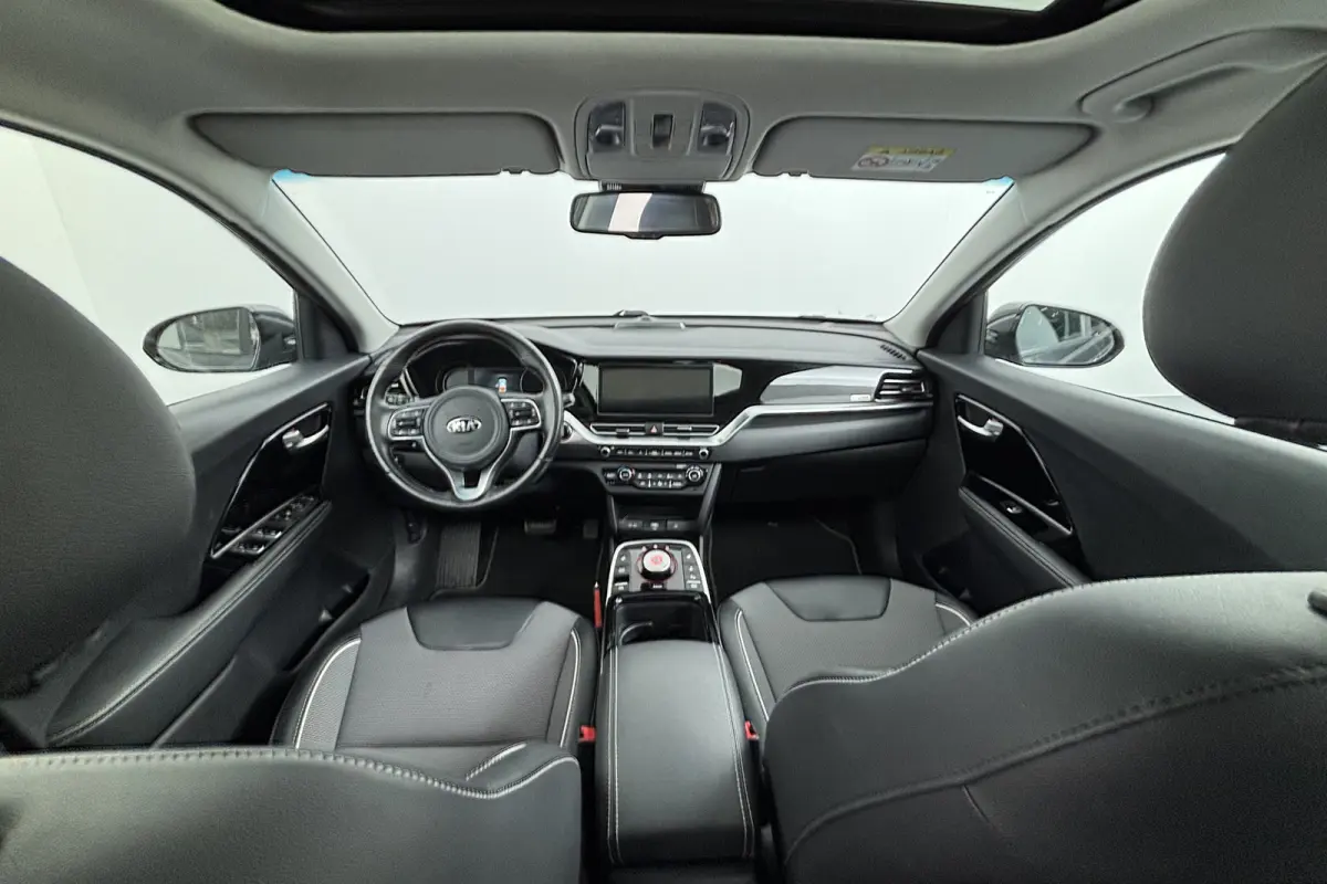 DynamicPlusLine 64 kWh | SOH 100% | 3 Fase laden | Schuif/kanteldak | Half Leder | Andriod Auto | Apple carplay | Navigatie