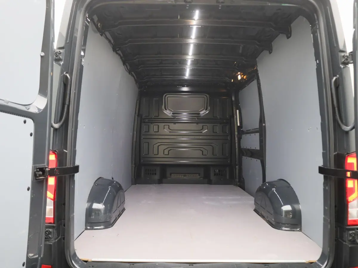 2.0 TDI L3H2 140PK | Airco | Navigatie | Achteruitrijcamera | Parkeersensoren Voor + Achter | Cruise Control | Multifunctioneel Stuurwiel | DAB+ | Appe-Connect | Voorruit Verwarming |