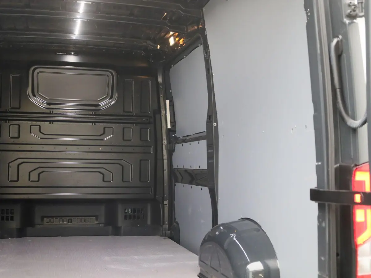 2.0 TDI L3H2 140PK | Airco | Navigatie | Achteruitrijcamera | Parkeersensoren Voor + Achter | Cruise Control | Multifunctioneel Stuurwiel | DAB+ | Appe-Connect | Voorruit Verwarming |