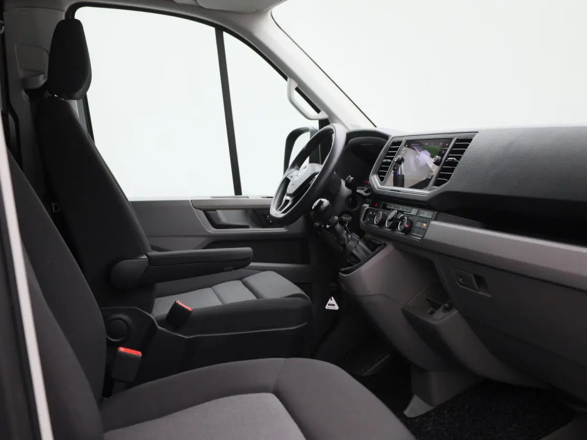 2.0 TDI L3H2 140PK | Airco | Navigatie | Achteruitrijcamera | Parkeersensoren Voor + Achter | Cruise Control | Multifunctioneel Stuurwiel | DAB+ | Appe-Connect | Voorruit Verwarming |