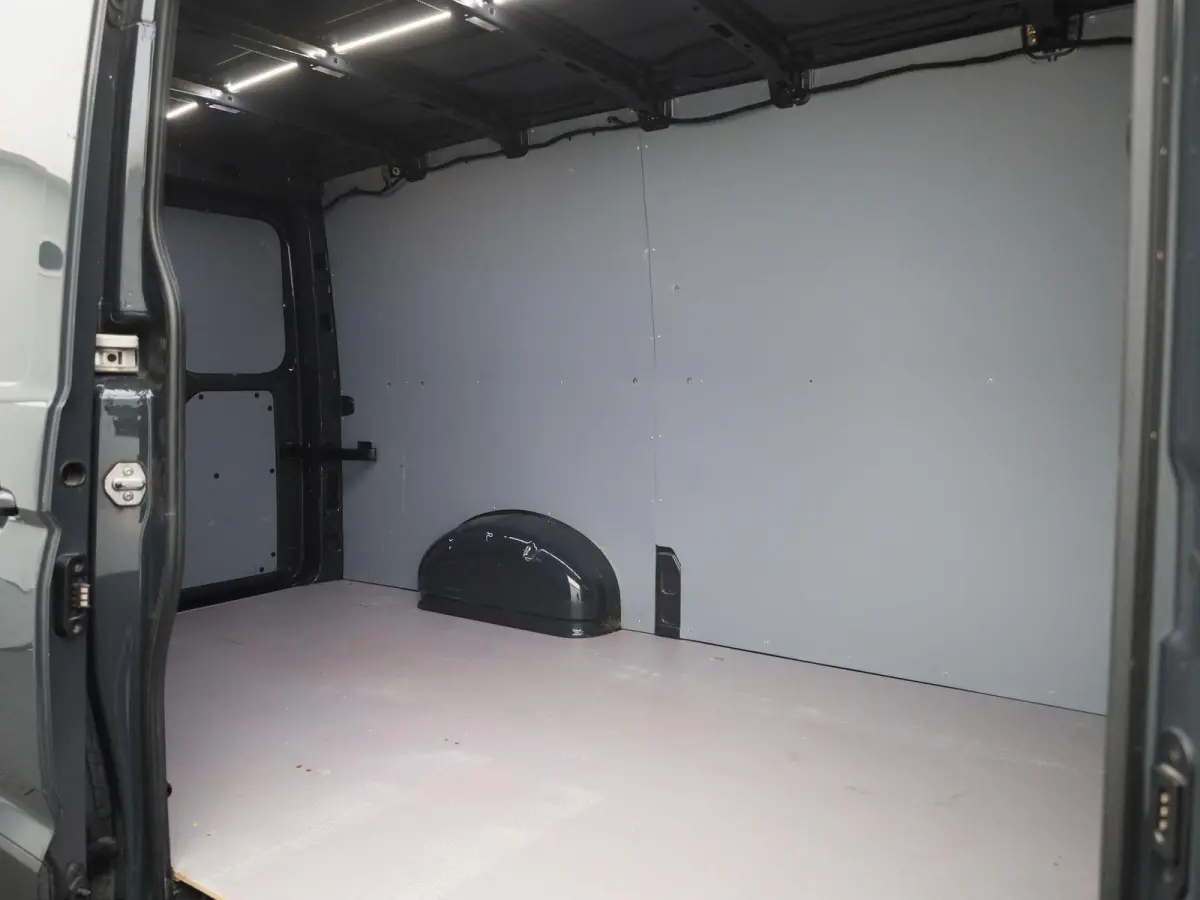 2.0 TDI L3H2 140PK | Airco | Navigatie | Achteruitrijcamera | Parkeersensoren Voor + Achter | Cruise Control | Multifunctioneel Stuurwiel | DAB+ | Appe-Connect | Voorruit Verwarming |