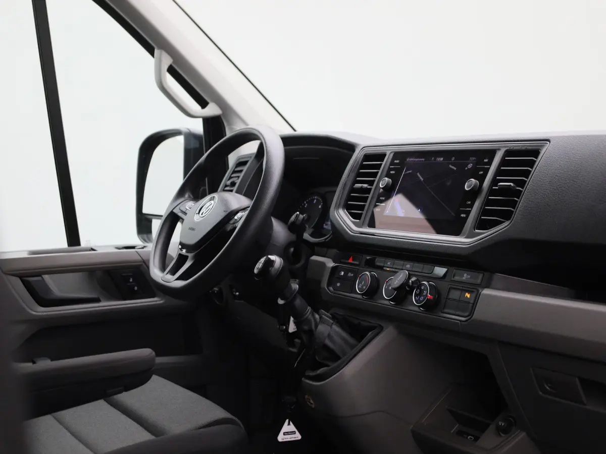 2.0 TDI L3H2 140PK | Airco | Navigatie | Achteruitrijcamera | Parkeersensoren Voor + Achter | Cruise Control | Multifunctioneel Stuurwiel | DAB+ | Appe-Connect | Voorruit Verwarming |