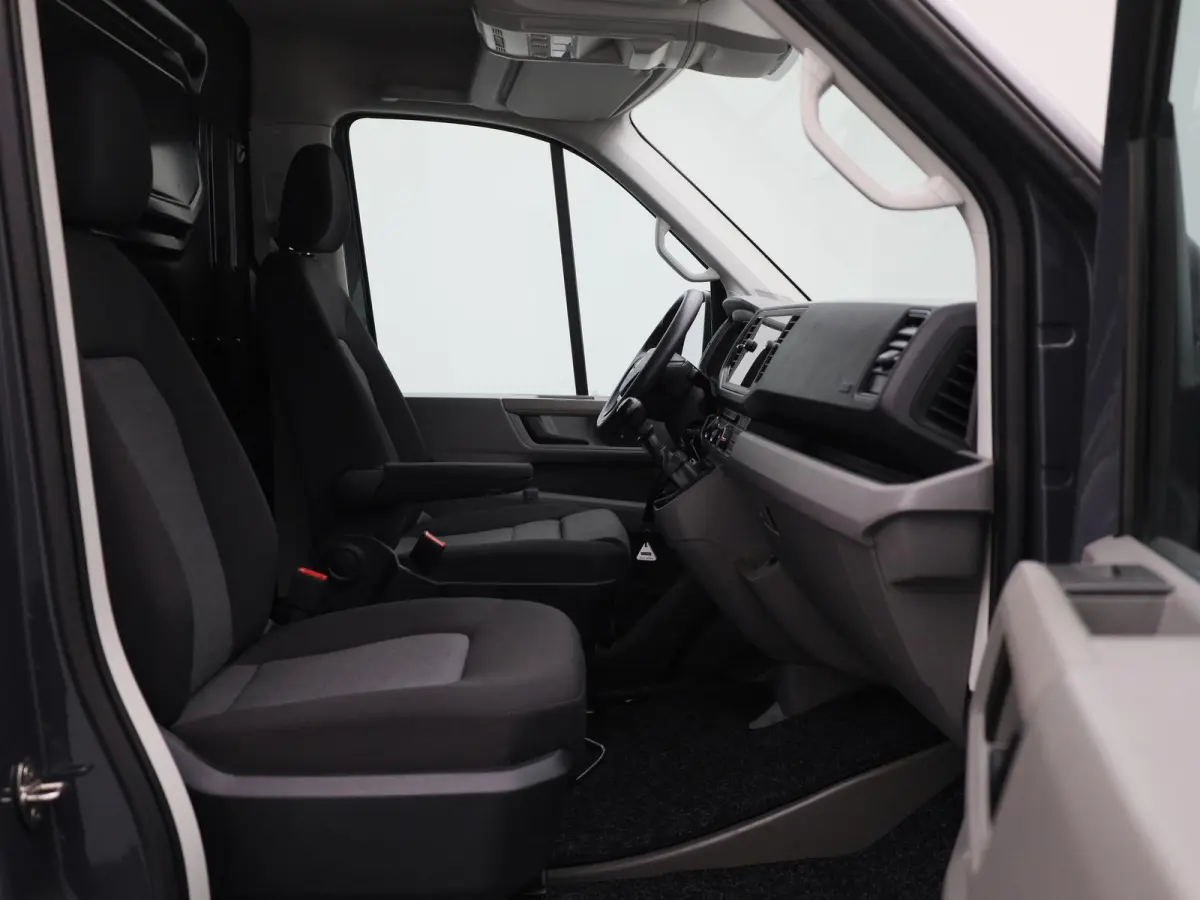 2.0 TDI L3H2 140PK | Airco | Navigatie | Achteruitrijcamera | Parkeersensoren Voor + Achter | Cruise Control | Multifunctioneel Stuurwiel | DAB+ | Appe-Connect | Voorruit Verwarming |