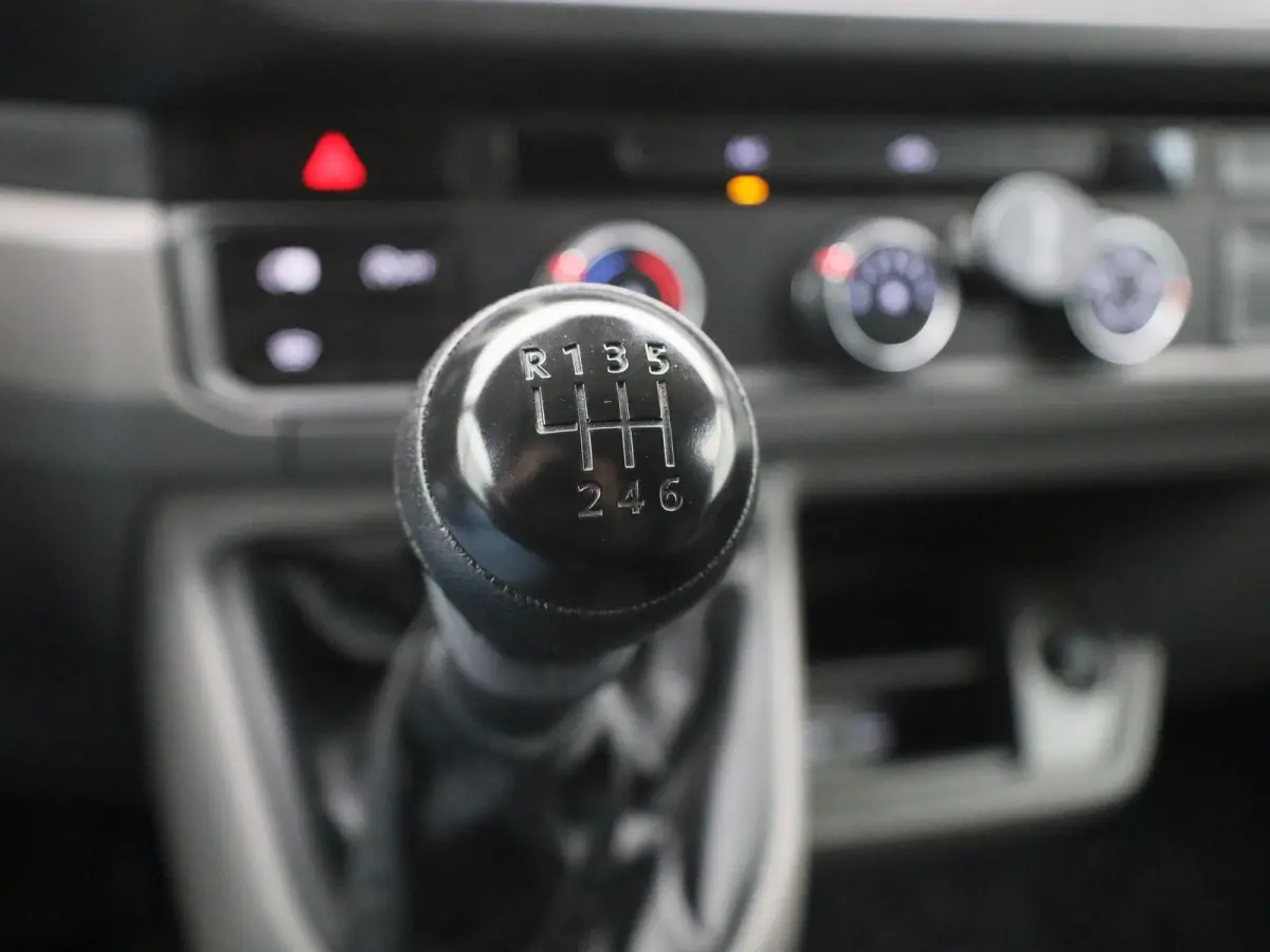 2.0 TDI L3H2 140PK | Airco | Navigatie | Achteruitrijcamera | Parkeersensoren Voor + Achter | Cruise Control | Multifunctioneel Stuurwiel | DAB+ | Appe-Connect | Voorruit Verwarming |