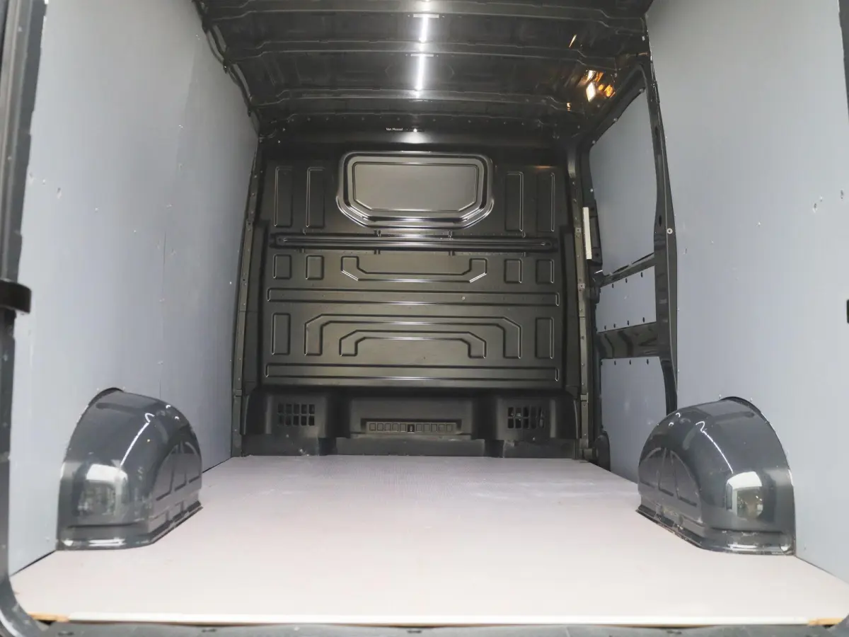 2.0 TDI L3H2 140PK | Airco | Navigatie | Achteruitrijcamera | Parkeersensoren Voor + Achter | Cruise Control | Multifunctioneel Stuurwiel | DAB+ | Appe-Connect | Voorruit Verwarming |