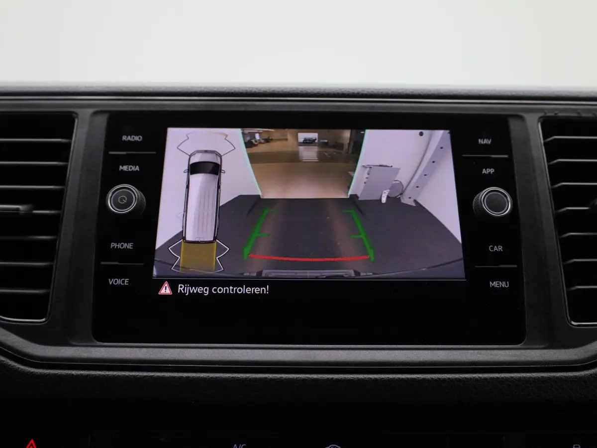2.0 TDI L3H2 140PK | Airco | Navigatie | Achteruitrijcamera | Parkeersensoren Voor + Achter | Cruise Control | Multifunctioneel Stuurwiel | DAB+ | Appe-Connect | Voorruit Verwarming |