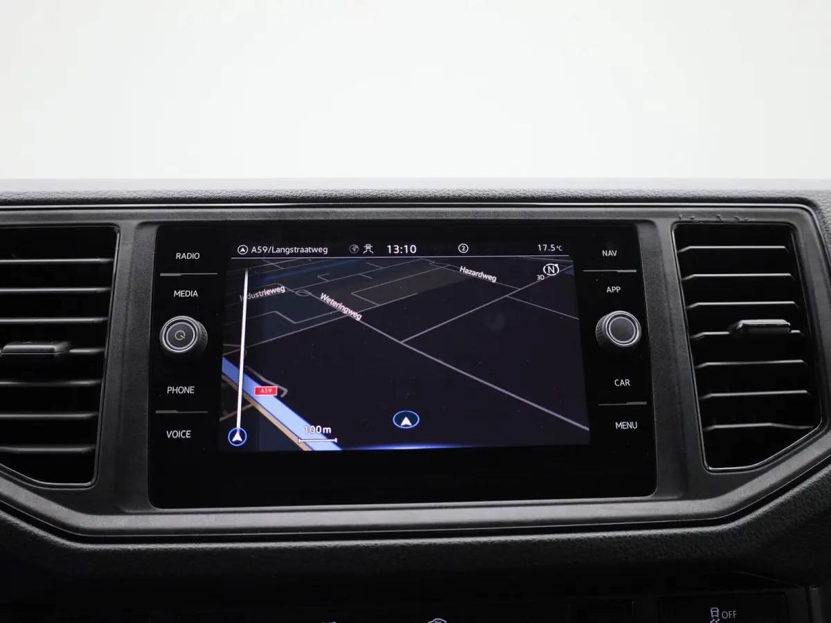 2.0 TDI L3H2 140PK | Airco | Navigatie | Achteruitrijcamera | Parkeersensoren Voor + Achter | Cruise Control | Multifunctioneel Stuurwiel | DAB+ | Appe-Connect | Voorruit Verwarming |