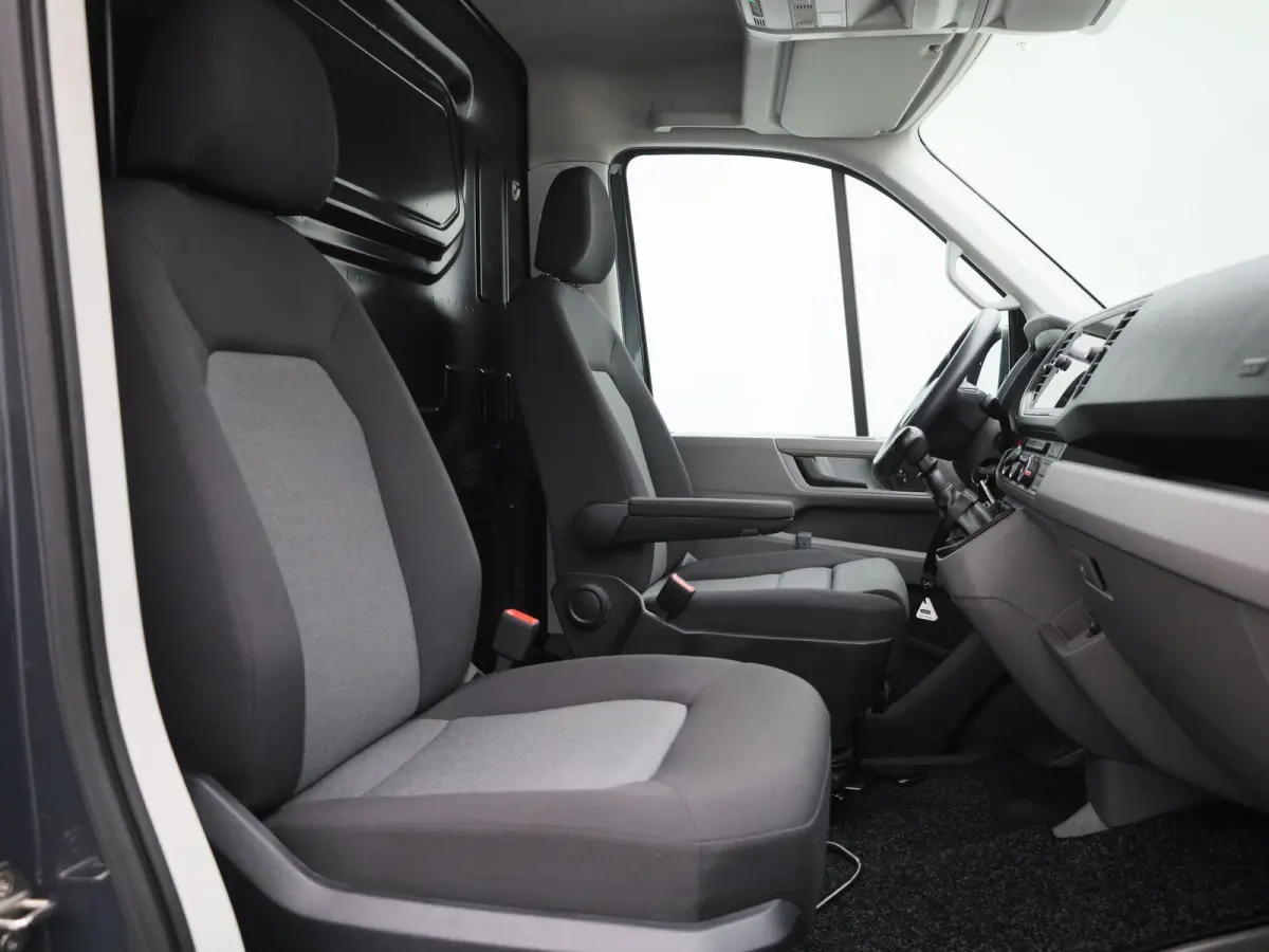 2.0 TDI L3H2 140PK | Airco | Navigatie | Achteruitrijcamera | Parkeersensoren Voor + Achter | Cruise Control | Multifunctioneel Stuurwiel | DAB+ | Appe-Connect | Voorruit Verwarming |