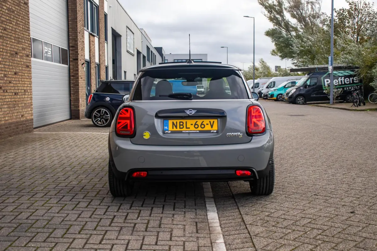 Classic Trim 33 kWh, SOH 94%, Pano, Leder, H&K