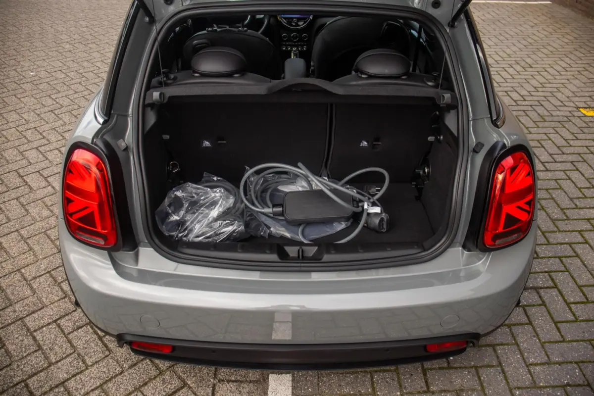 Classic Trim 33 kWh, SOH 94%, Pano, Leder, H&K