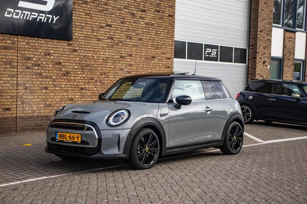 Classic Trim 33 kWh, SOH 94%, Pano, Leder, H&K