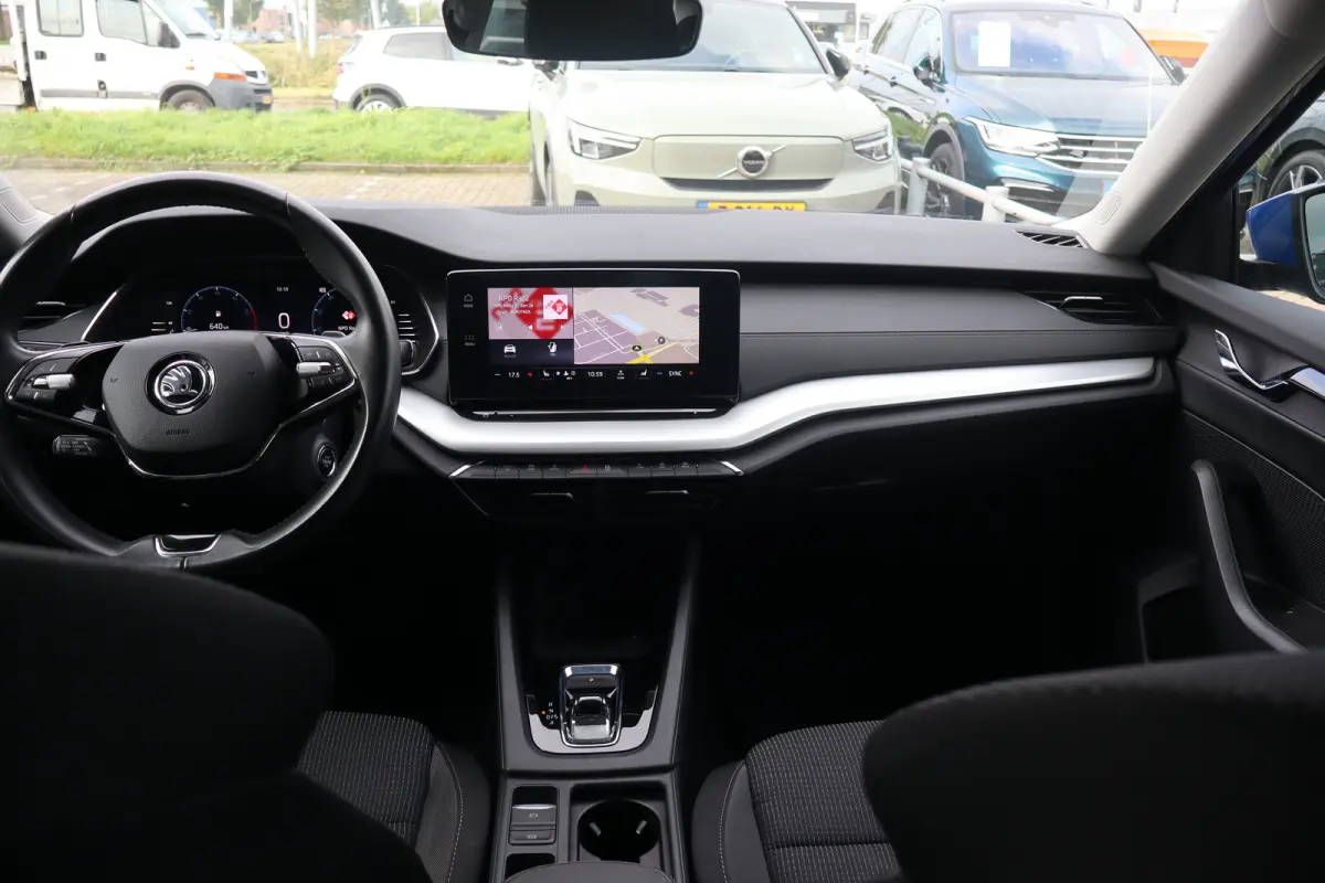 Hatchback 1.0 e-TSI Business Edition 110PK TREKHAAK | Apple Carplay/Android Auto|telefoonintegratie premium | Elektrisch bedienbare achterklep | Keyless start