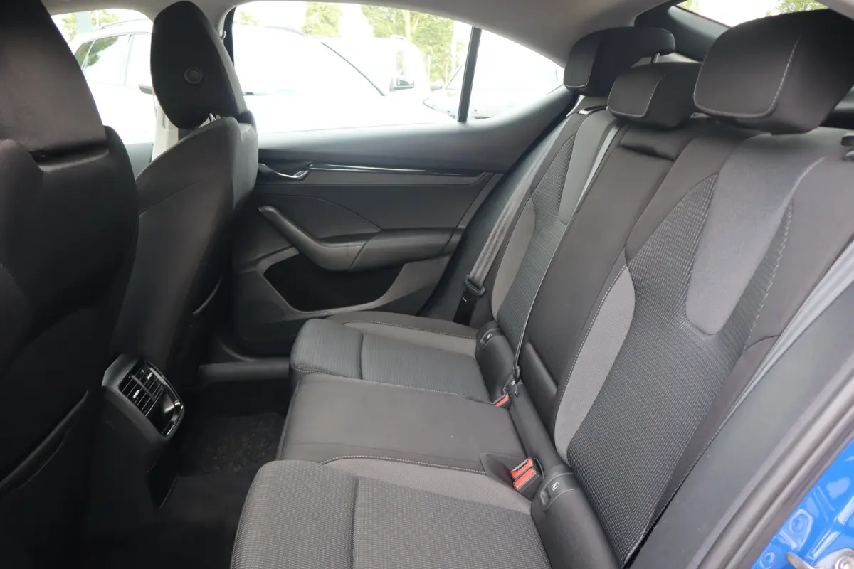 Hatchback 1.0 e-TSI Business Edition 110PK TREKHAAK | Apple Carplay/Android Auto|telefoonintegratie premium | Elektrisch bedienbare achterklep | Keyless start