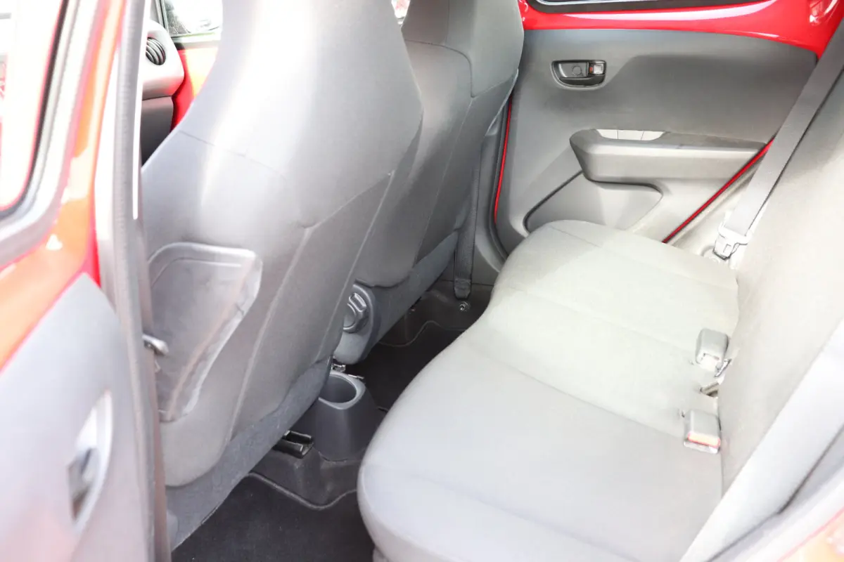 1.0 VTi Active Automaat. Uniek! Zeer lage km stand! Eerste eigenaar.