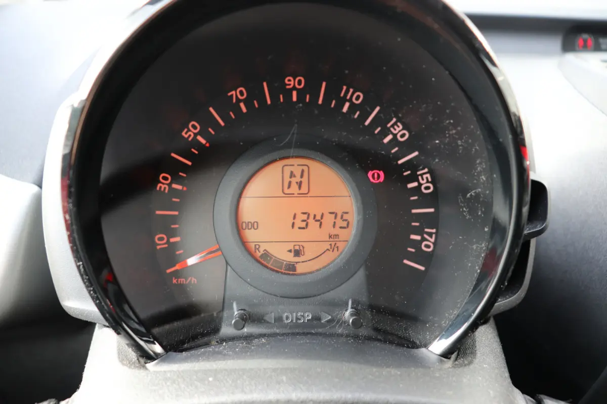 1.0 VTi Active Automaat. Uniek! Zeer lage km stand! Eerste eigenaar.