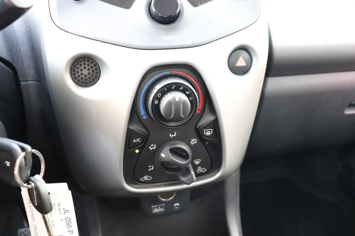 1.0 VTi Active Automaat. Uniek! Zeer lage km stand! Eerste eigenaar.