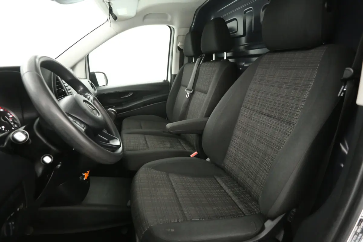 111 CDI Lang | Airco | Camera | Cruise | 3 Zits | Trekhaak | Navi | Parkeersens.