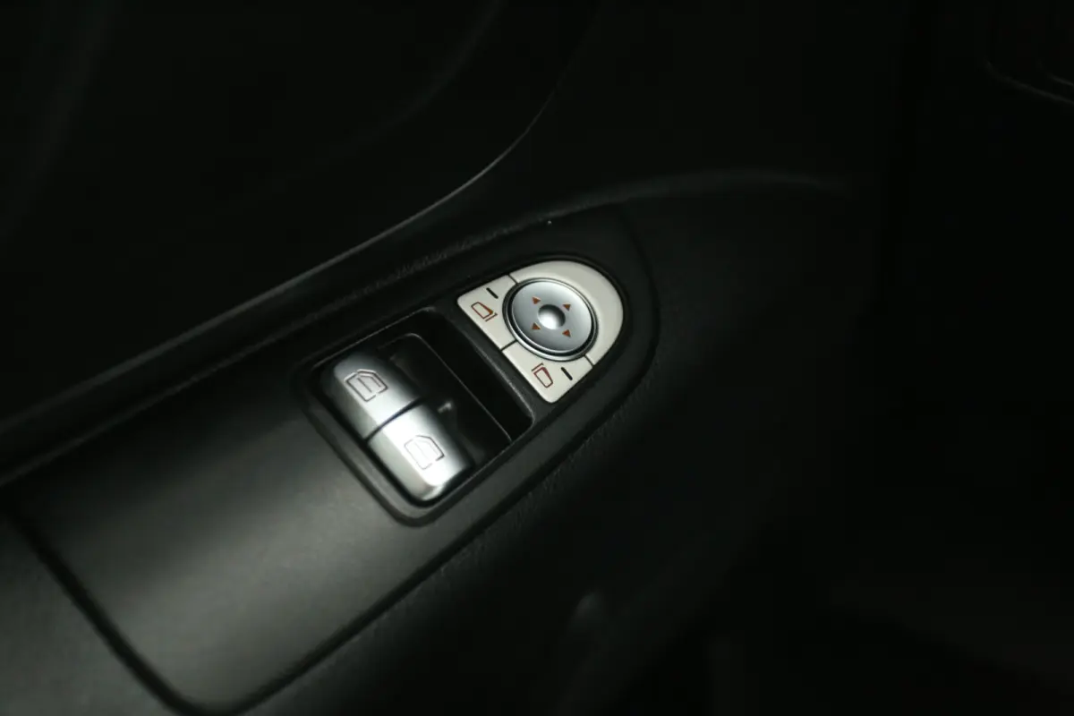 111 CDI Lang | Airco | Camera | Cruise | 3 Zits | Trekhaak | Navi | Parkeersens.