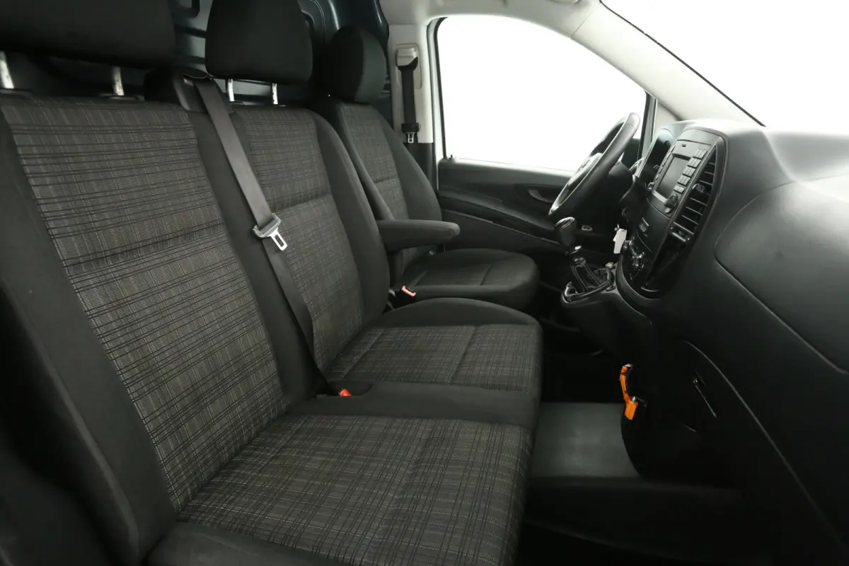 111 CDI Lang | Airco | Camera | Cruise | 3 Zits | Trekhaak | Navi | Parkeersens.