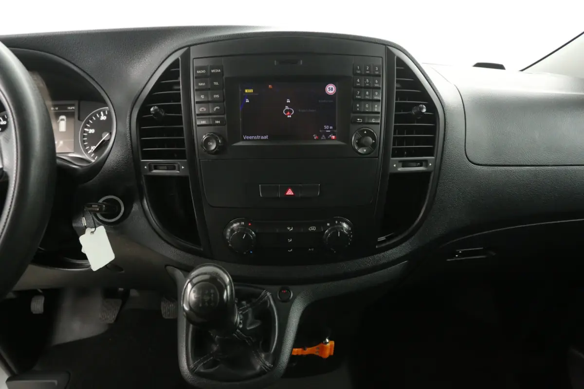 111 CDI Lang | Airco | Camera | Cruise | 3 Zits | Trekhaak | Navi | Parkeersens.