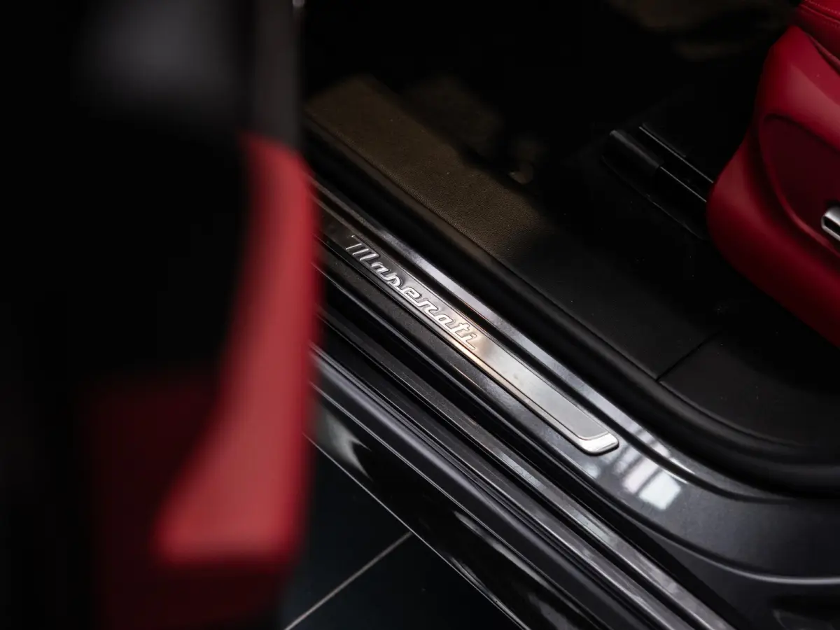 3.0 V6 Trofeo Rood leder | Panoramadak | Surround camera | Sonus Faber audio